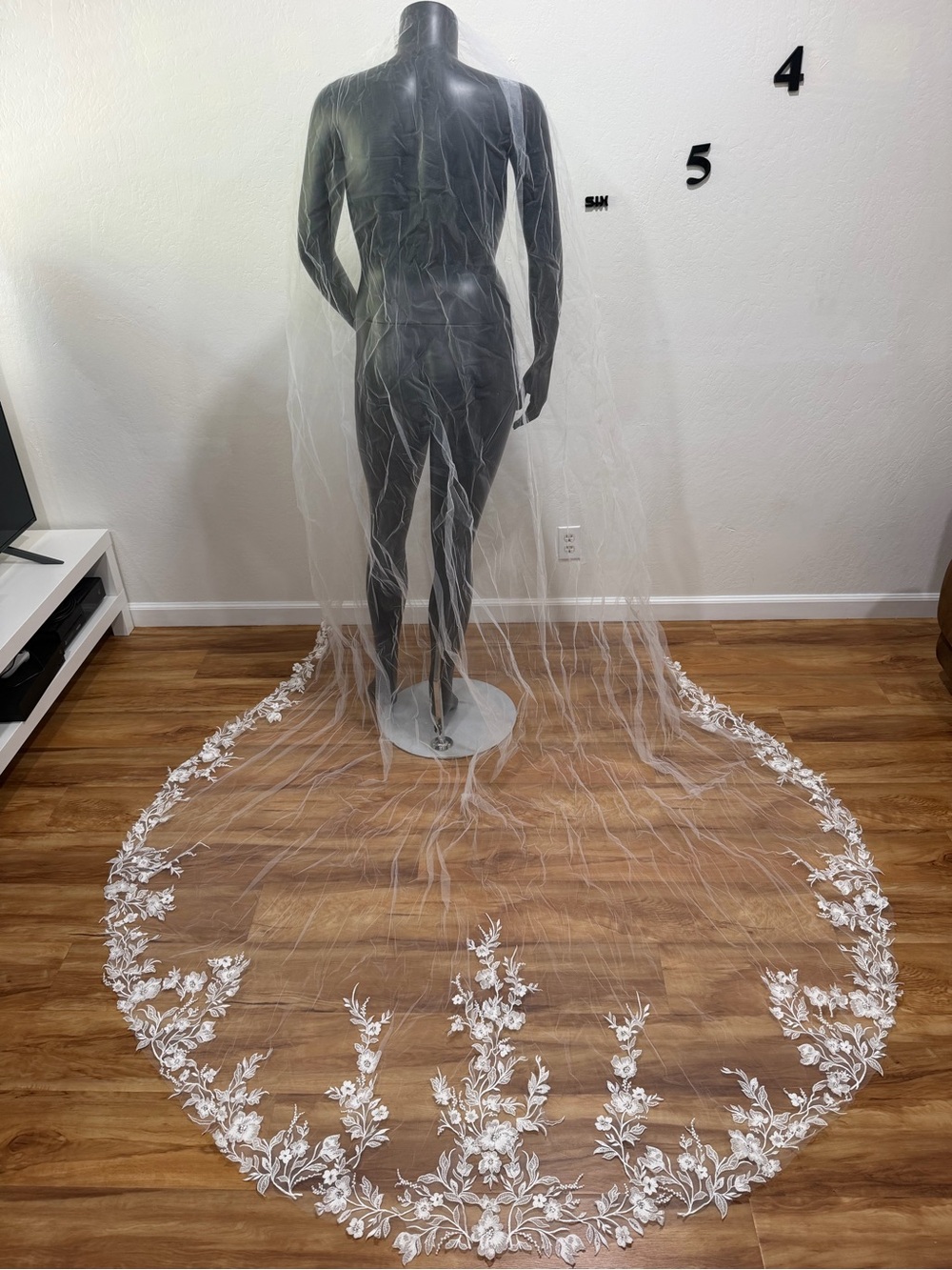 NWT Cathedral Bridal Veil Floral Embroidery Lace Ivory